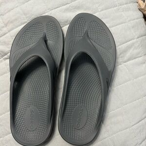 COPY - NWOT grey women’s Oofoos flip flop size 9